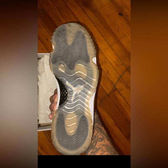 Jordan 11s low gold size 10/2 - Picture 2 of 3